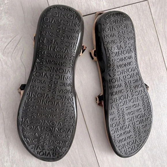 VIONIC Suede and Fur Strap Sandal, Size 8 - Picture 6 of 7